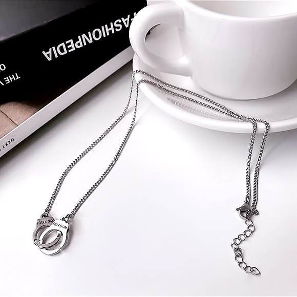 🔴𝟭𝟬/$𝟮𝟱🔴NEW Silver Handcuffs Charm Necklace - Picture 6 of 11